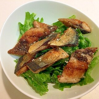 イタリアンハーブ仕上げ☆カリカリ秋刀魚の簡単サラダ